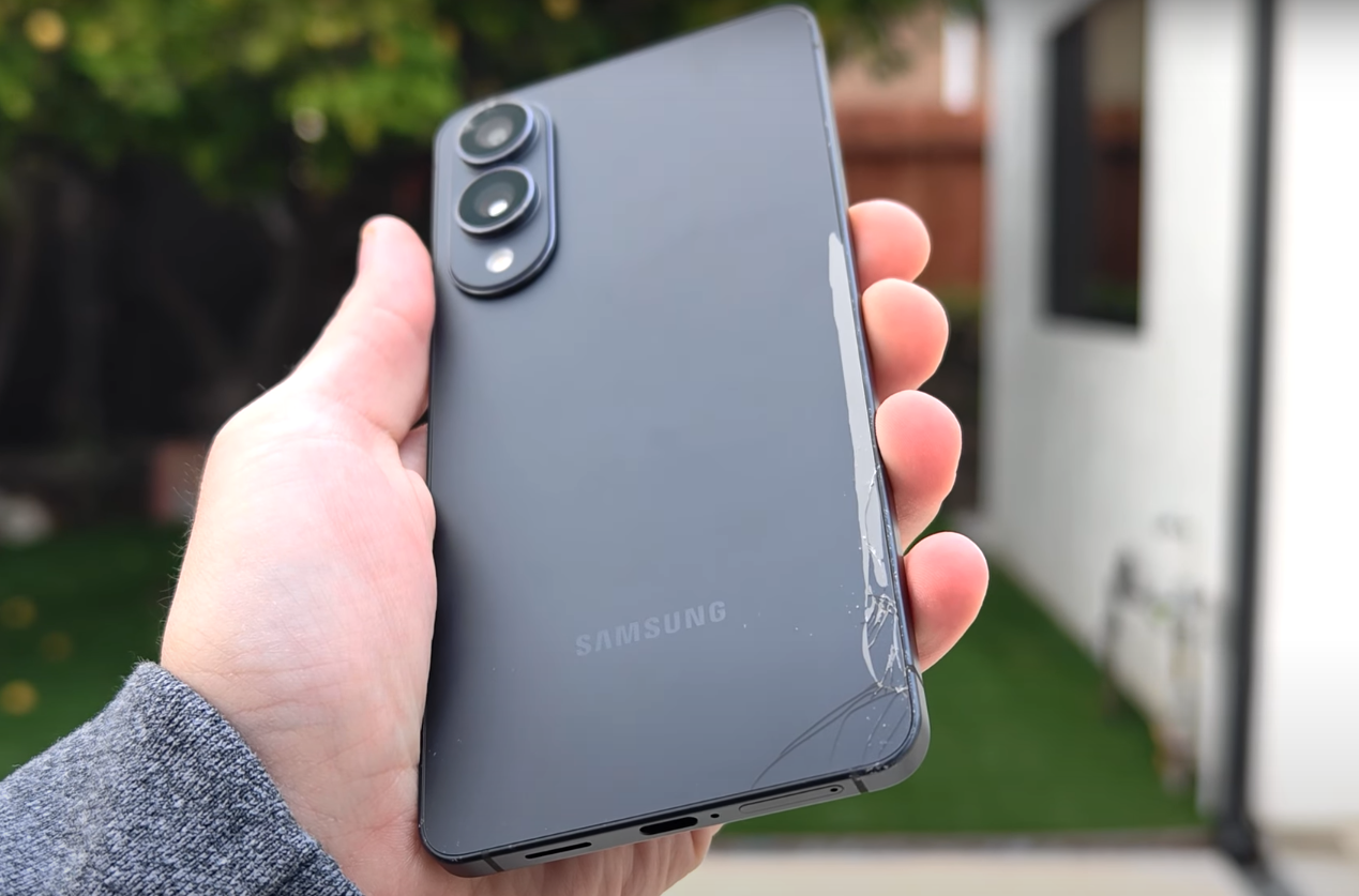 Цей новий смартфон Samsung протестували на міцність: результат здивував навіть експертів (відео)